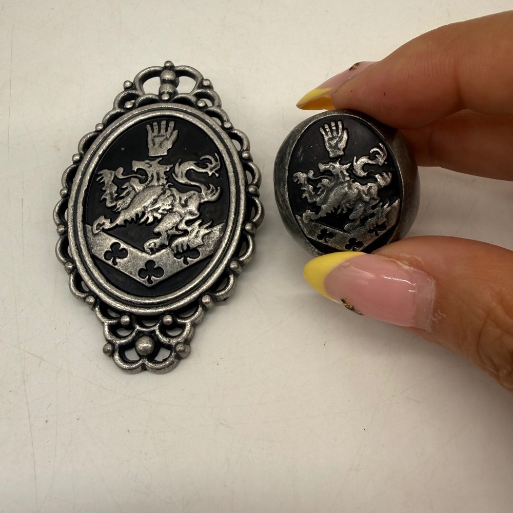Summit Entertainment Twilight Saga Cullen Crest Brooch and Ring Set Silver Black